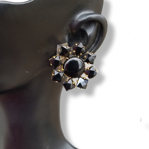 VINTAGE ART DECO FLOWER GOLDTONE & BLACK GLASS SCREW BACK EARRINGS - Picture 1 of 5